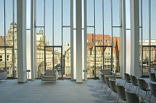 Foto mit Blick aus dem Festsaal der Bremischen Bürgerschaft auf den Bremer Marktplatz